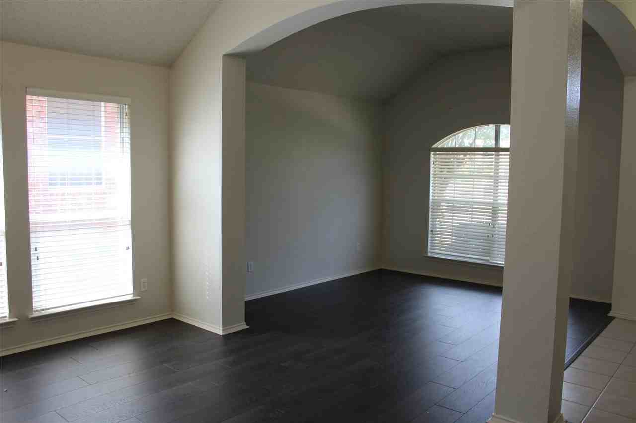 1813 Arbor Creek Dr - Photo 4 of 19