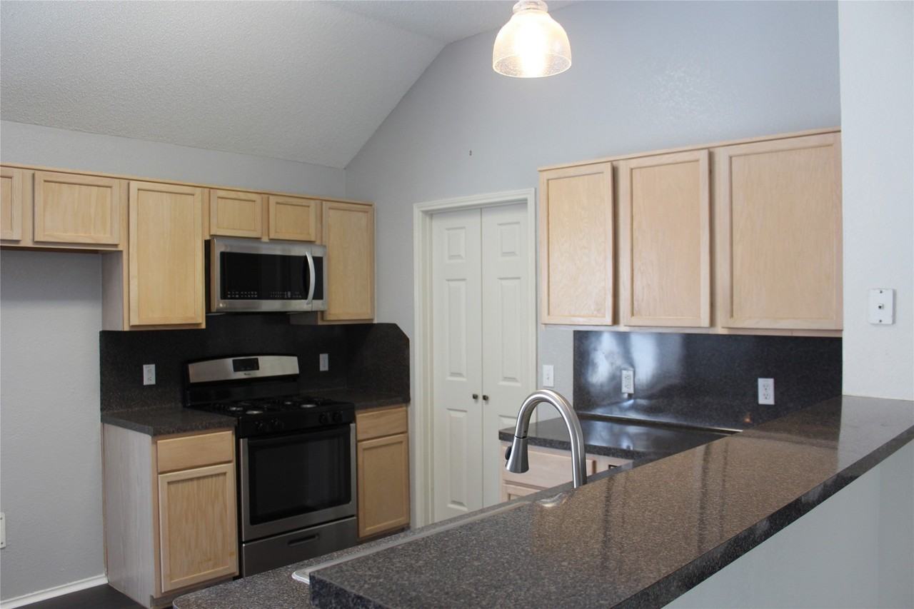 1813 Arbor Creek Dr - Photo 6 of 19