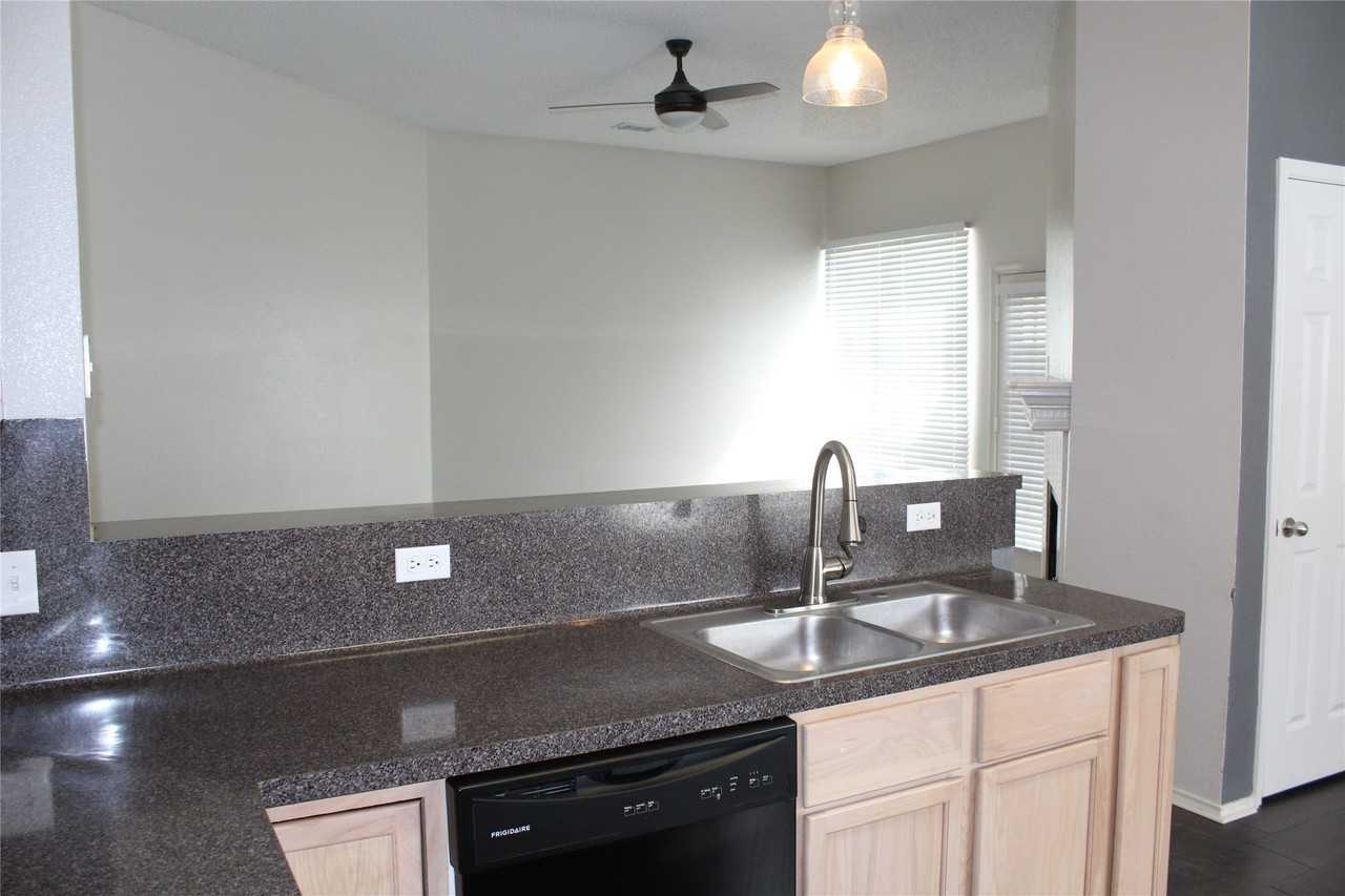 1813 Arbor Creek Dr - Photo 7 of 19