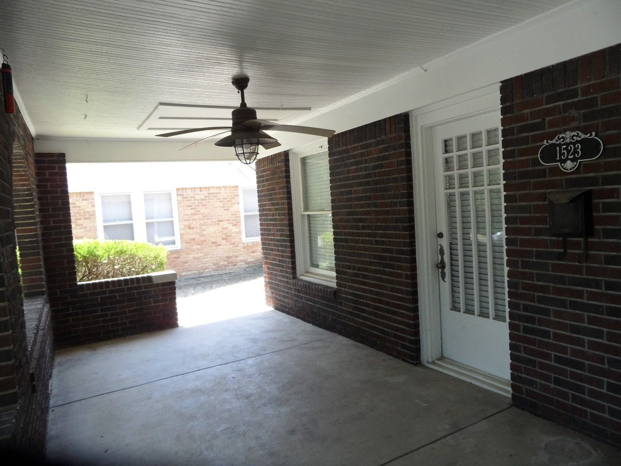 1523 Hollywood Ave - Photo 4 of 29