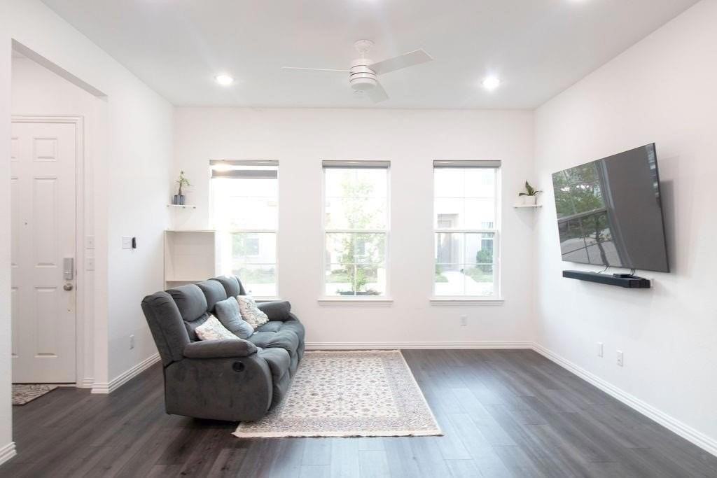 9923 Schramm St - Photo 4 of 29