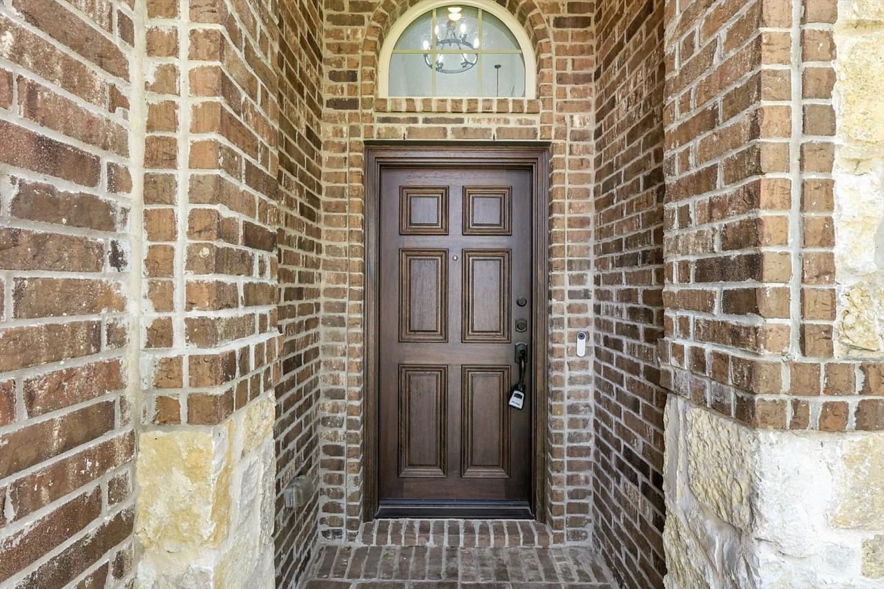 10421 Sexton Dr - Photo 3 of 40