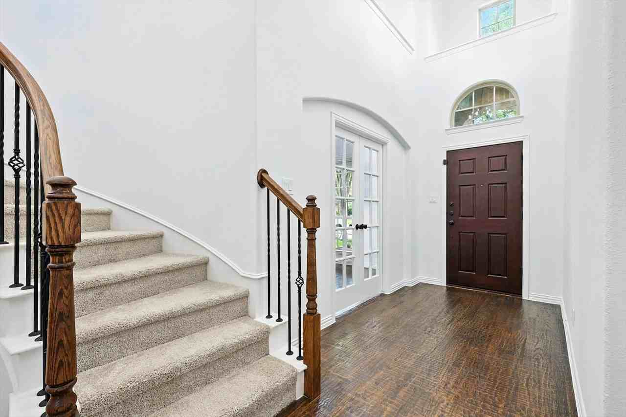 10421 Sexton Dr - Photo 4 of 40
