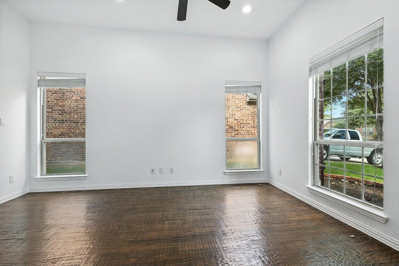 10421 Sexton Dr - Photo 6 of 40