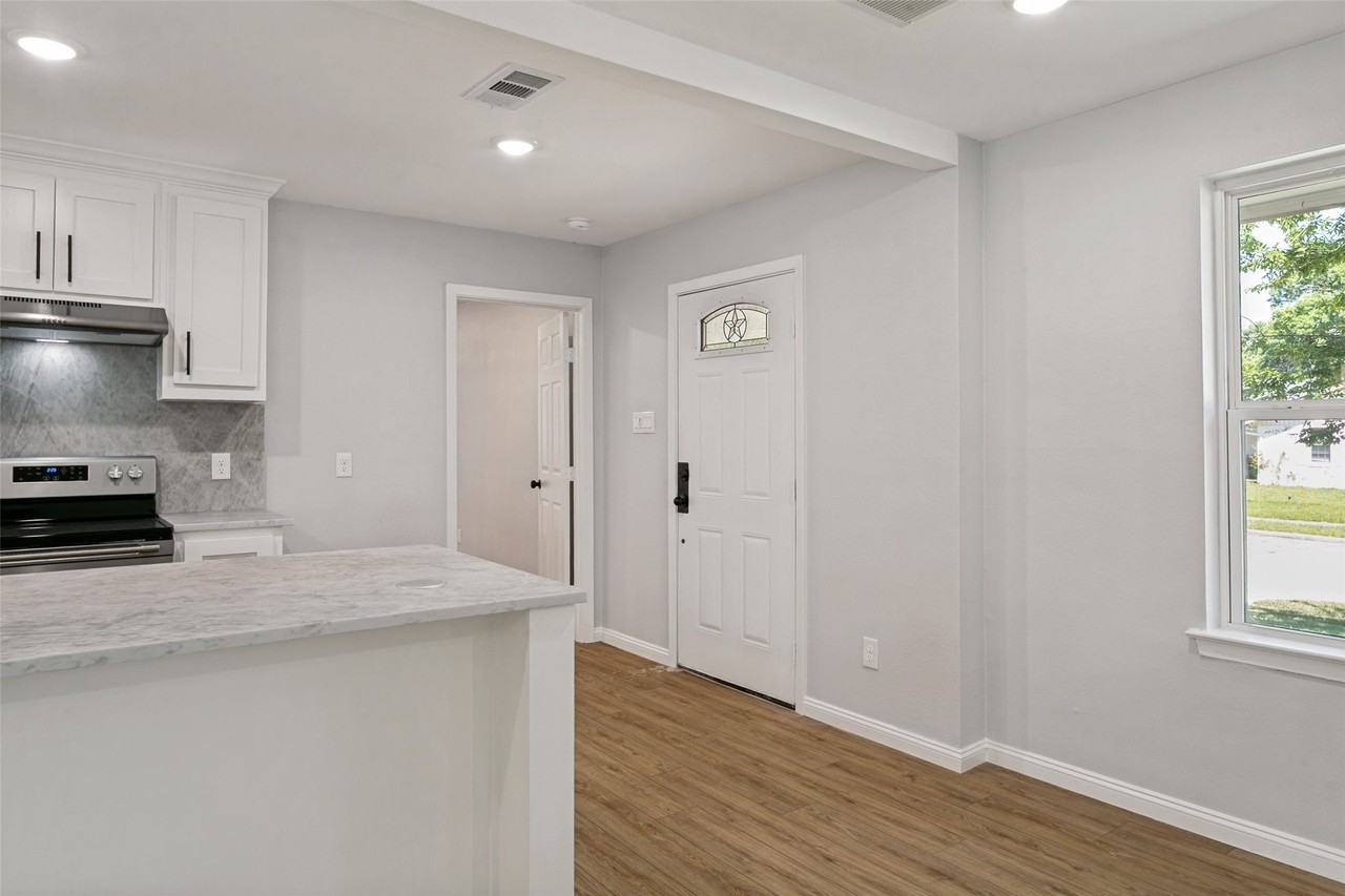 3525 Bangor Ct E - Photo 3 of 28