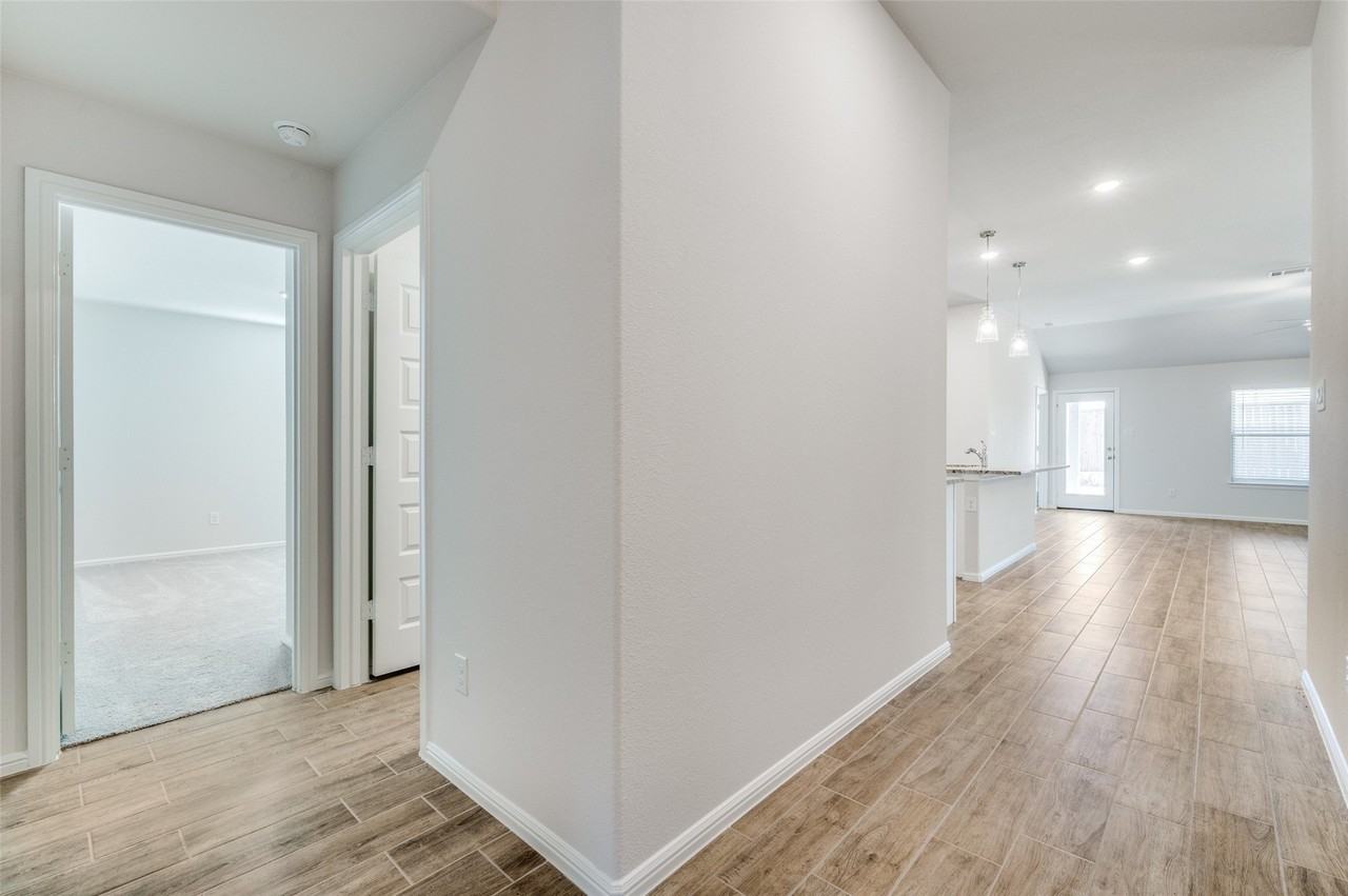 6445 Auburn Dale Rd - Photo 3 of 25