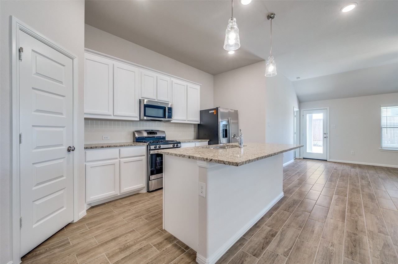 6445 Auburn Dale Rd - Photo 6 of 25