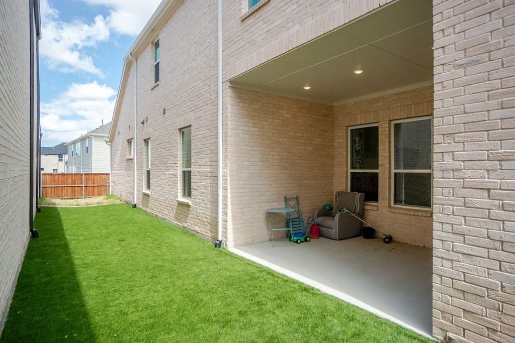 8869 Bailey St - Photo 4 of 39