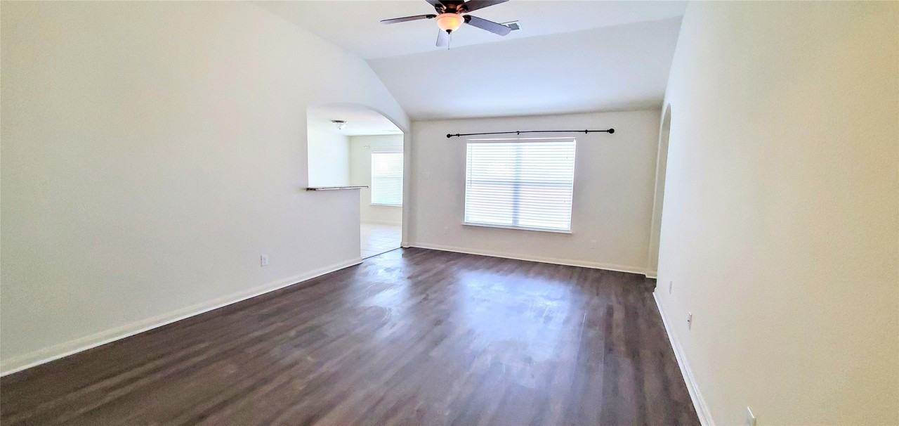 1314 Shumard Dr - Photo 2 of 12