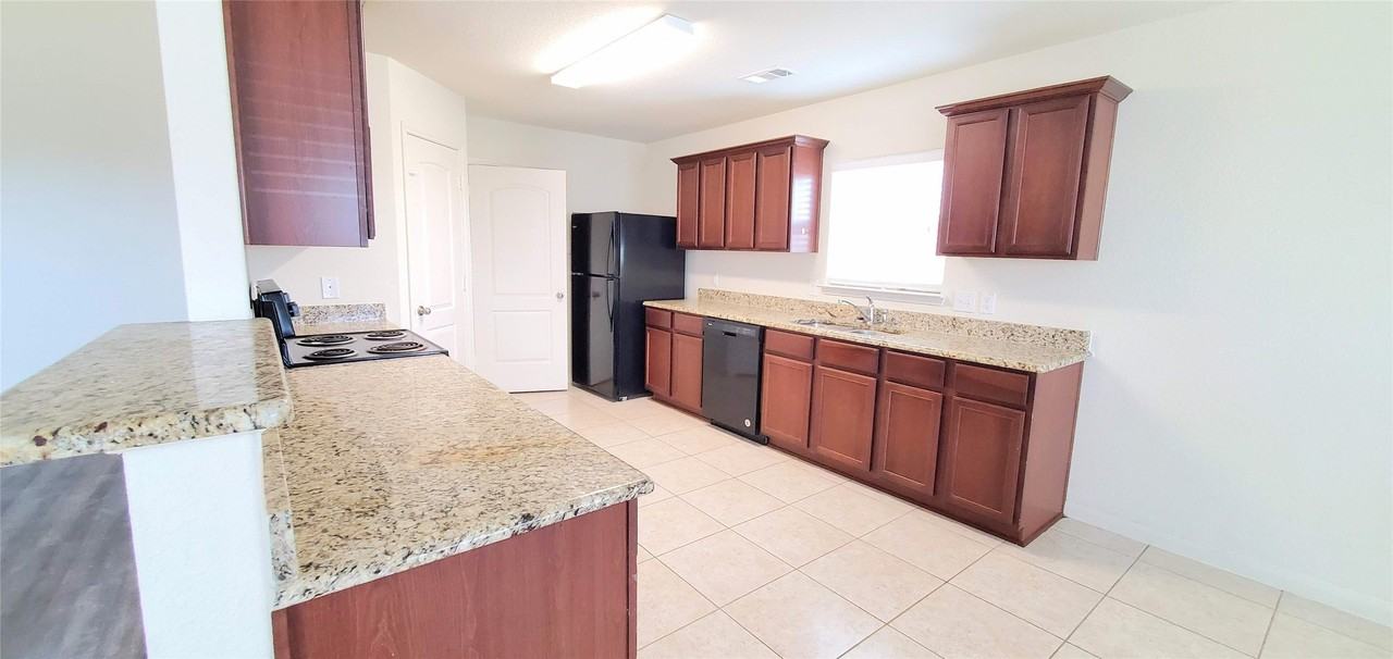 1314 Shumard Dr - Photo 3 of 12