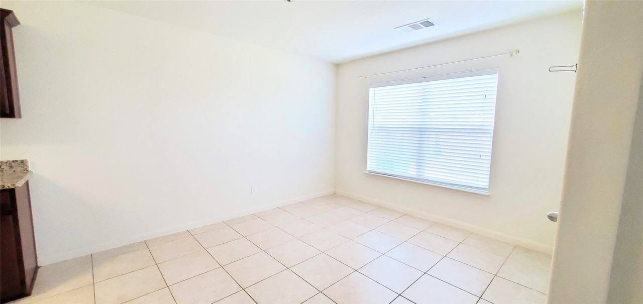 1314 Shumard Dr - Photo 4 of 12