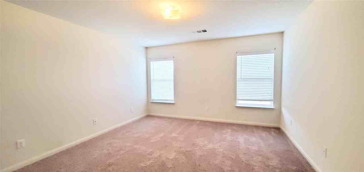 1314 Shumard Dr - Photo 5 of 12