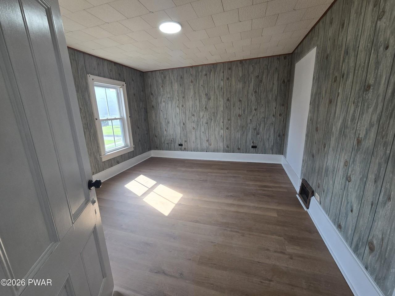 195 W Main St - Photo 5 of 9