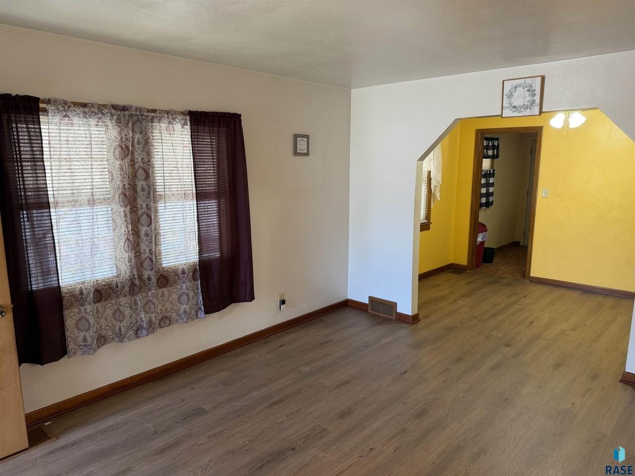 519 N Wayland Ave - Photo 2 of 20
