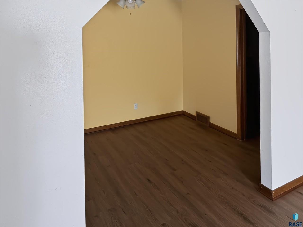 519 N Wayland Ave - Photo 3 of 20