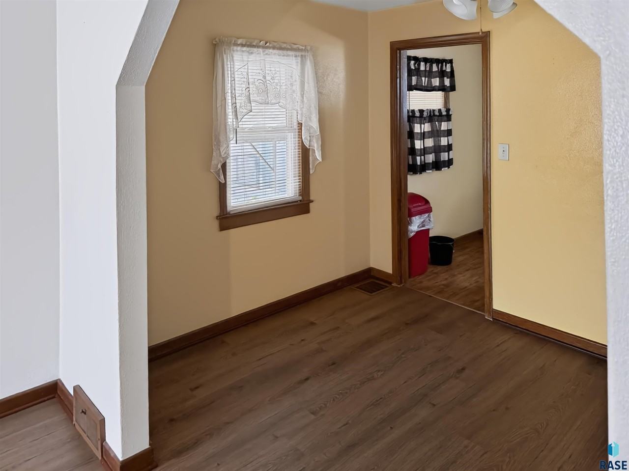 519 N Wayland Ave - Photo 4 of 20