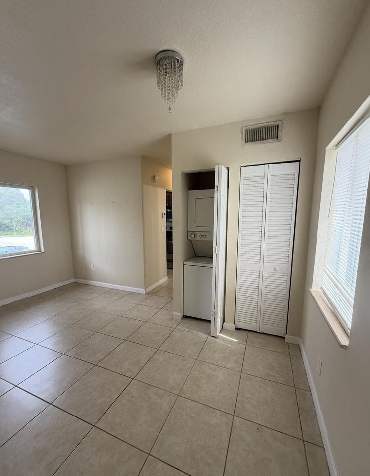 578 Ne 20th St #10E - Photo 5 of 14