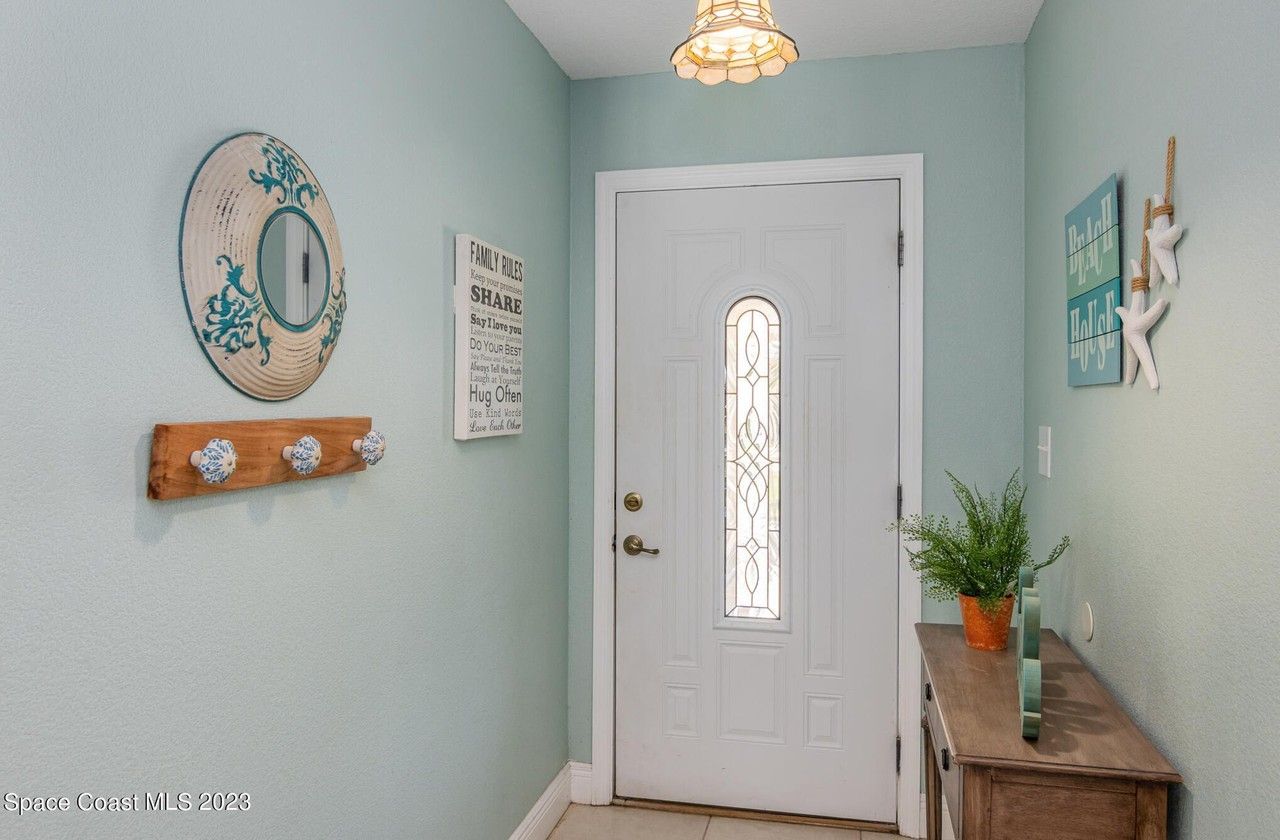 187 Jamaica Dr - Photo 3 of 32