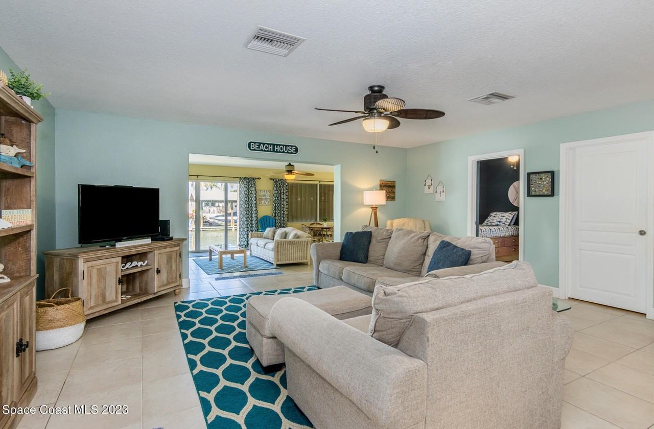 187 Jamaica Dr - Photo 4 of 32