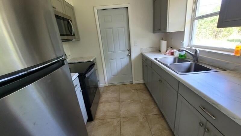 1190 Pine Valley Ln - Photo 4 of 12