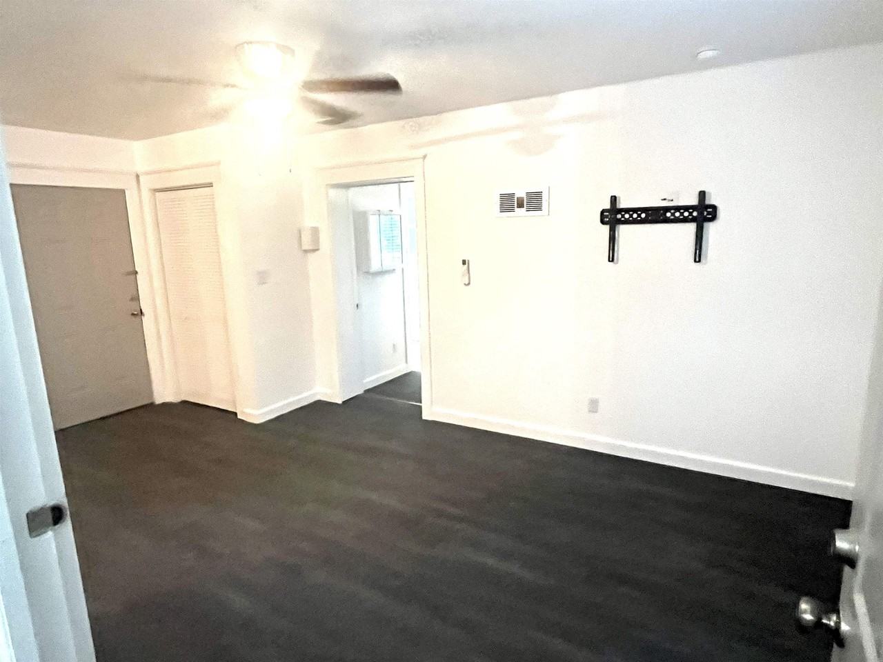 685 S Waukeenah St #B - Photo 3 of 7
