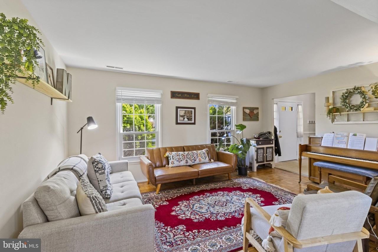 1435 Crofton Pkwy - Photo 4 of 37