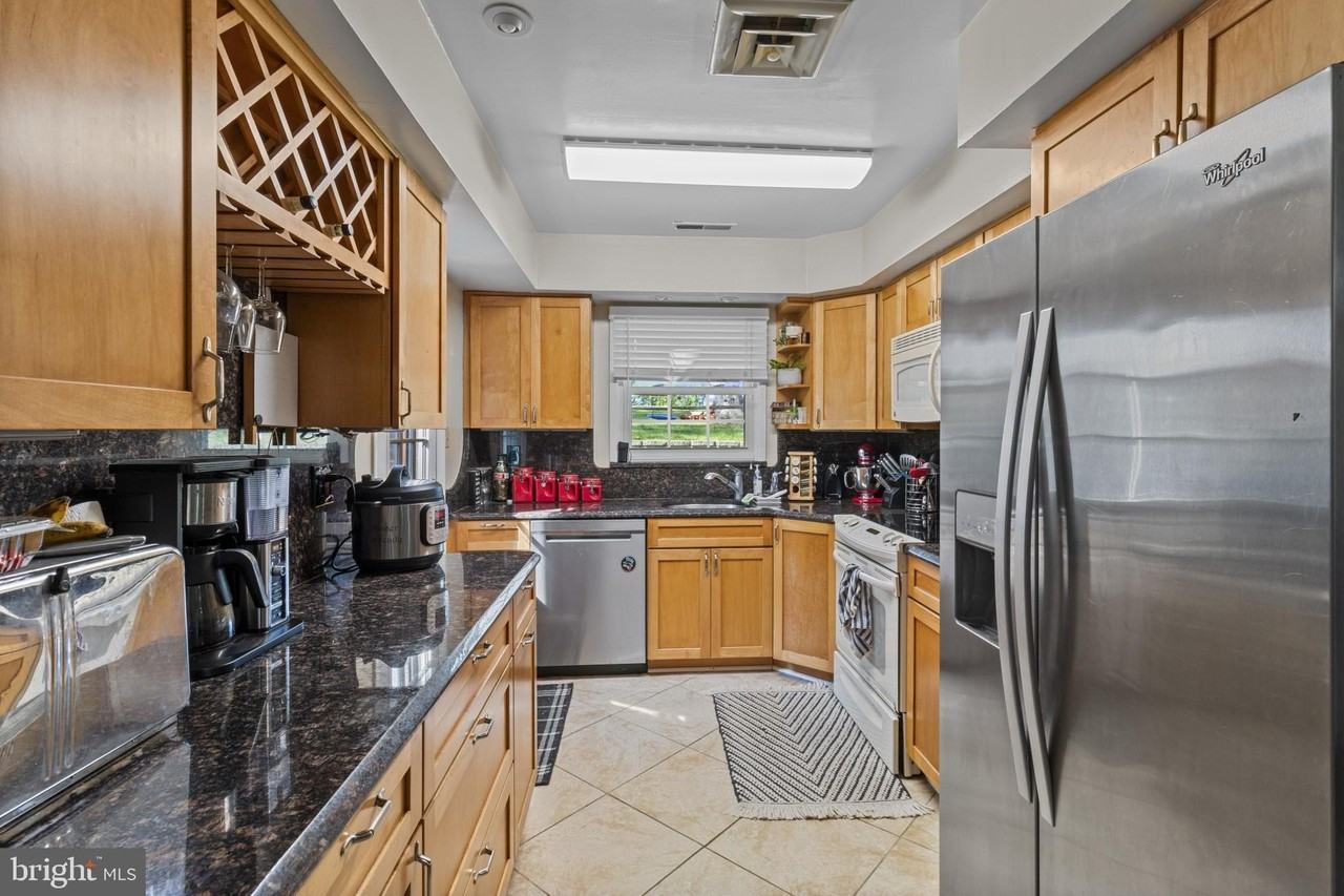 1435 Crofton Pkwy - Photo 4 of 38