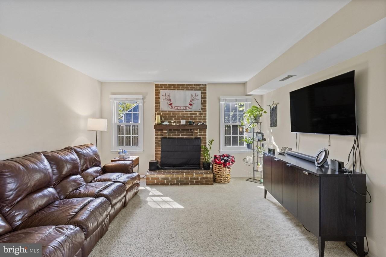 1435 Crofton Pkwy - Photo 5 of 38