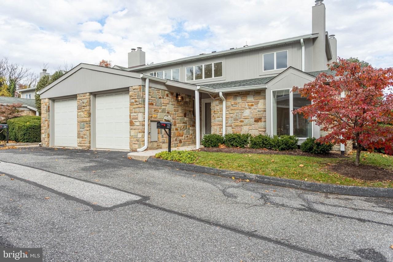 22 Stone Manor Ct #22 - Photo 2 of 33