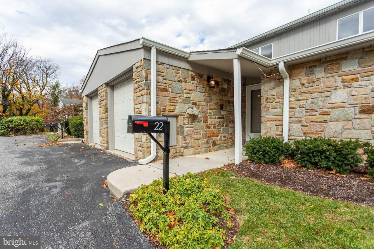 22 Stone Manor Ct #22 - Photo 3 of 33