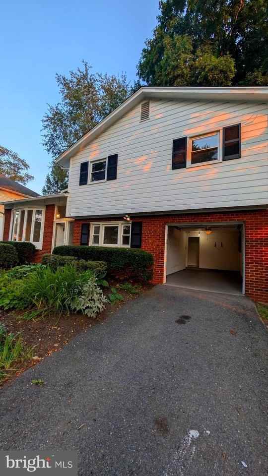 5908 Greentree Rd - Photo 4 of 37