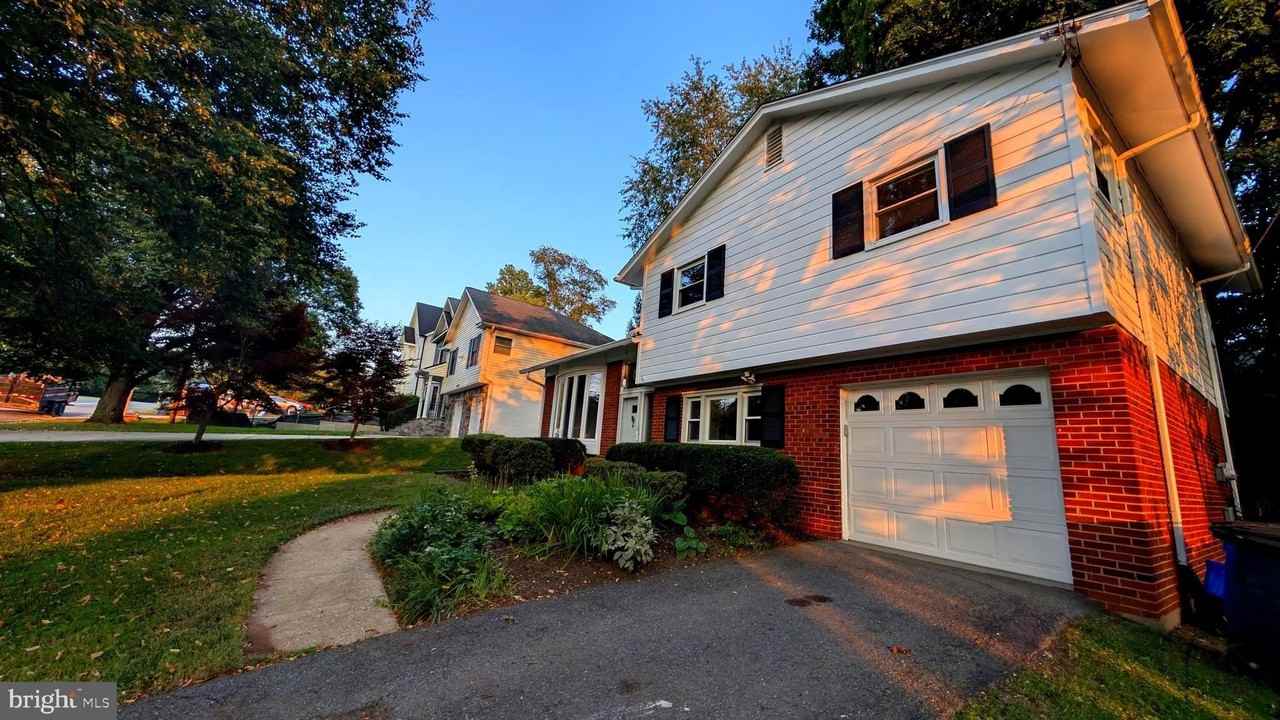 5908 Greentree Rd - Photo 6 of 37