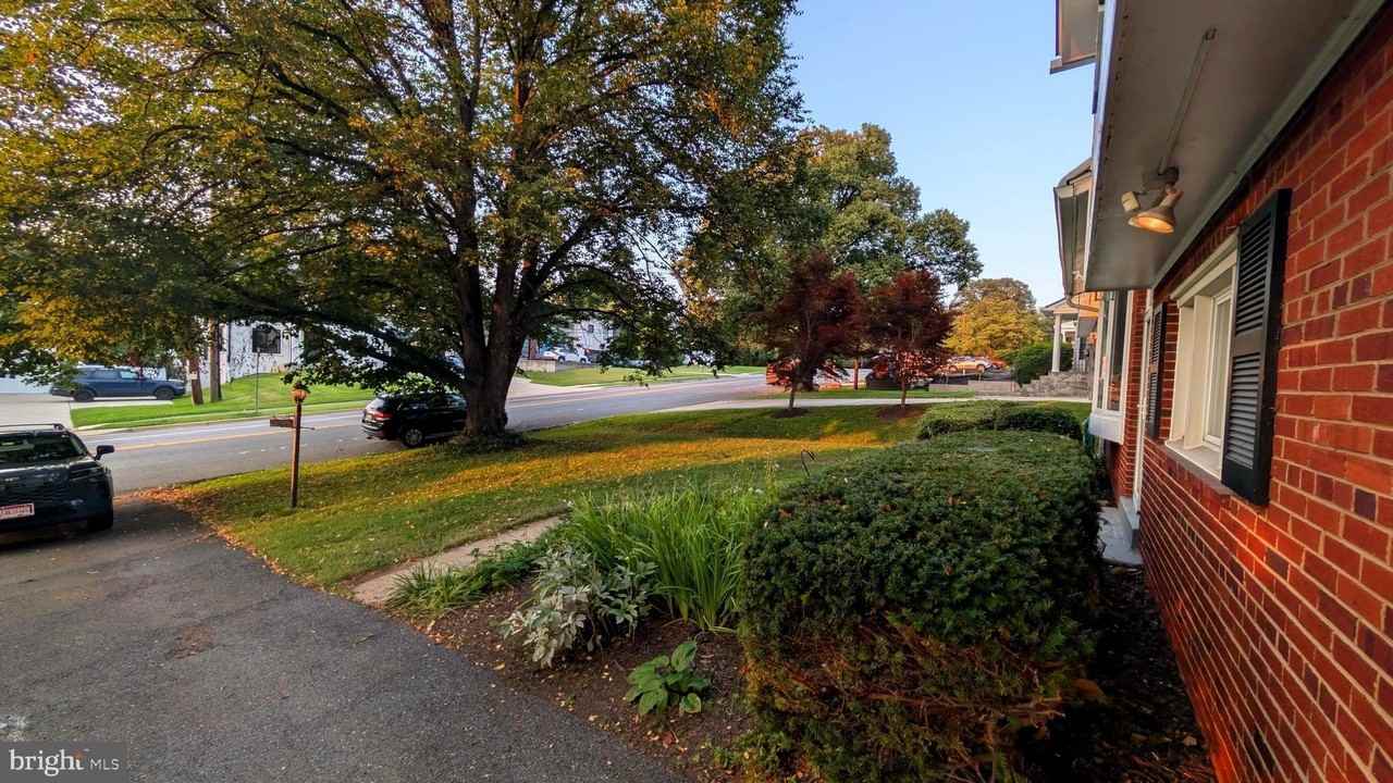 5908 Greentree Rd - Photo 7 of 37