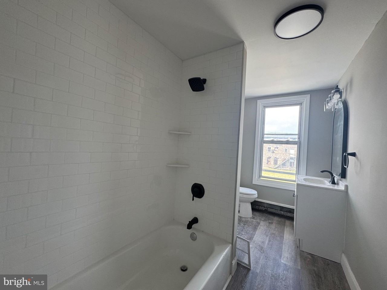 242 N Broadway #B - Photo 3 of 11