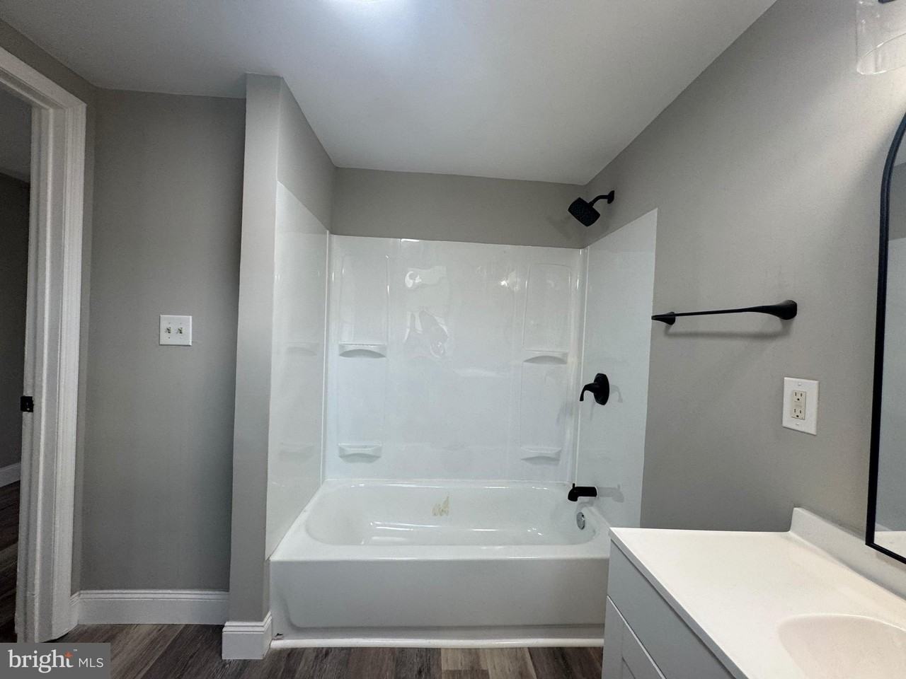 242 N Broadway #C - Photo 2 of 14
