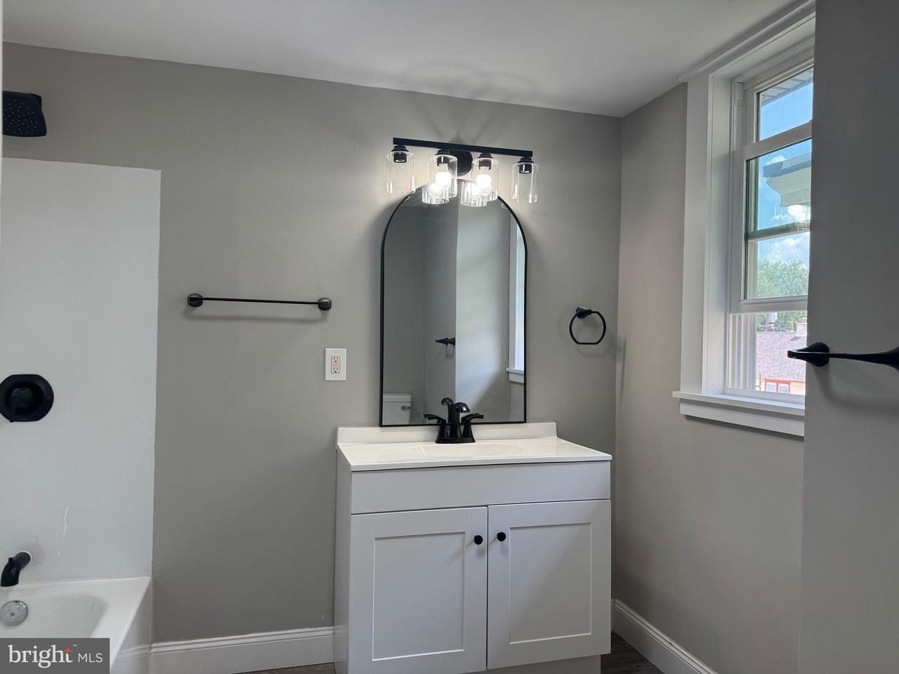 242 N Broadway #C - Photo 3 of 14
