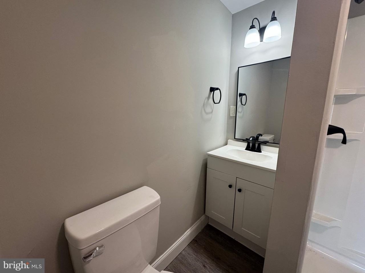 242 N Broadway #C - Photo 7 of 14