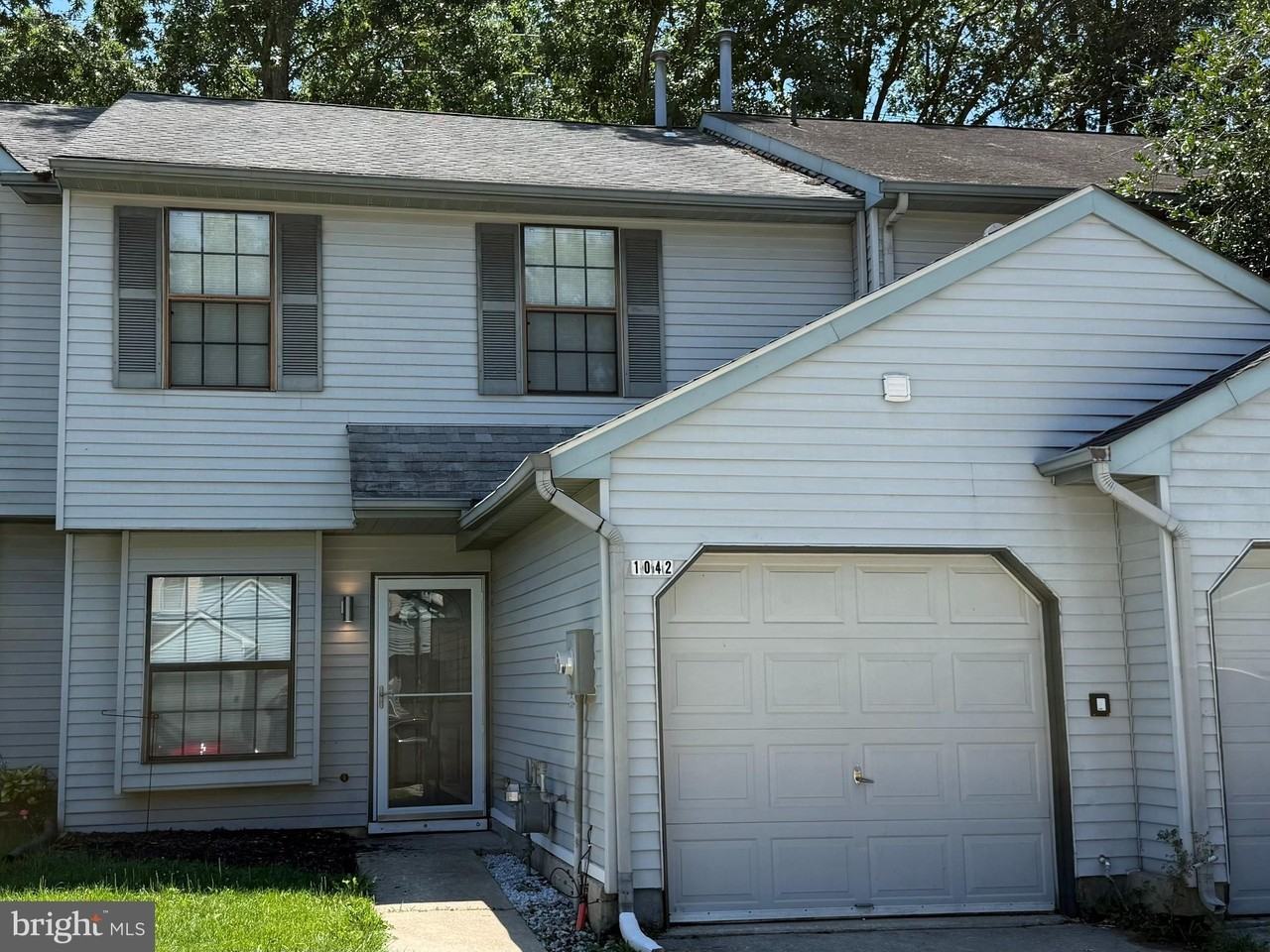 1042 Baywood Dr - Photo 3 of 19