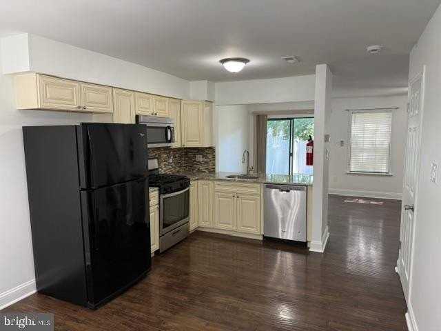 1042 Baywood Dr - Photo 4 of 19