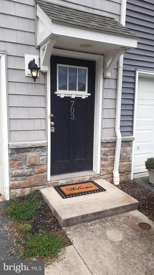703 Admirals Quay Dr - Photo 2 of 16