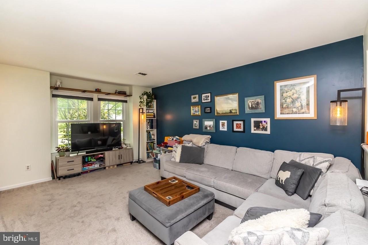 786 Bradford Ter - Photo 4 of 36