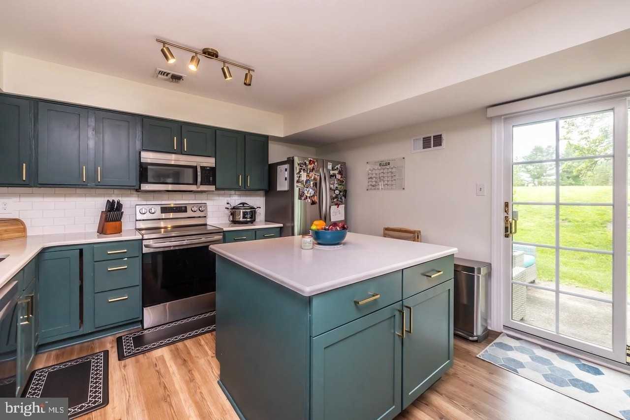 786 Bradford Ter - Photo 5 of 36