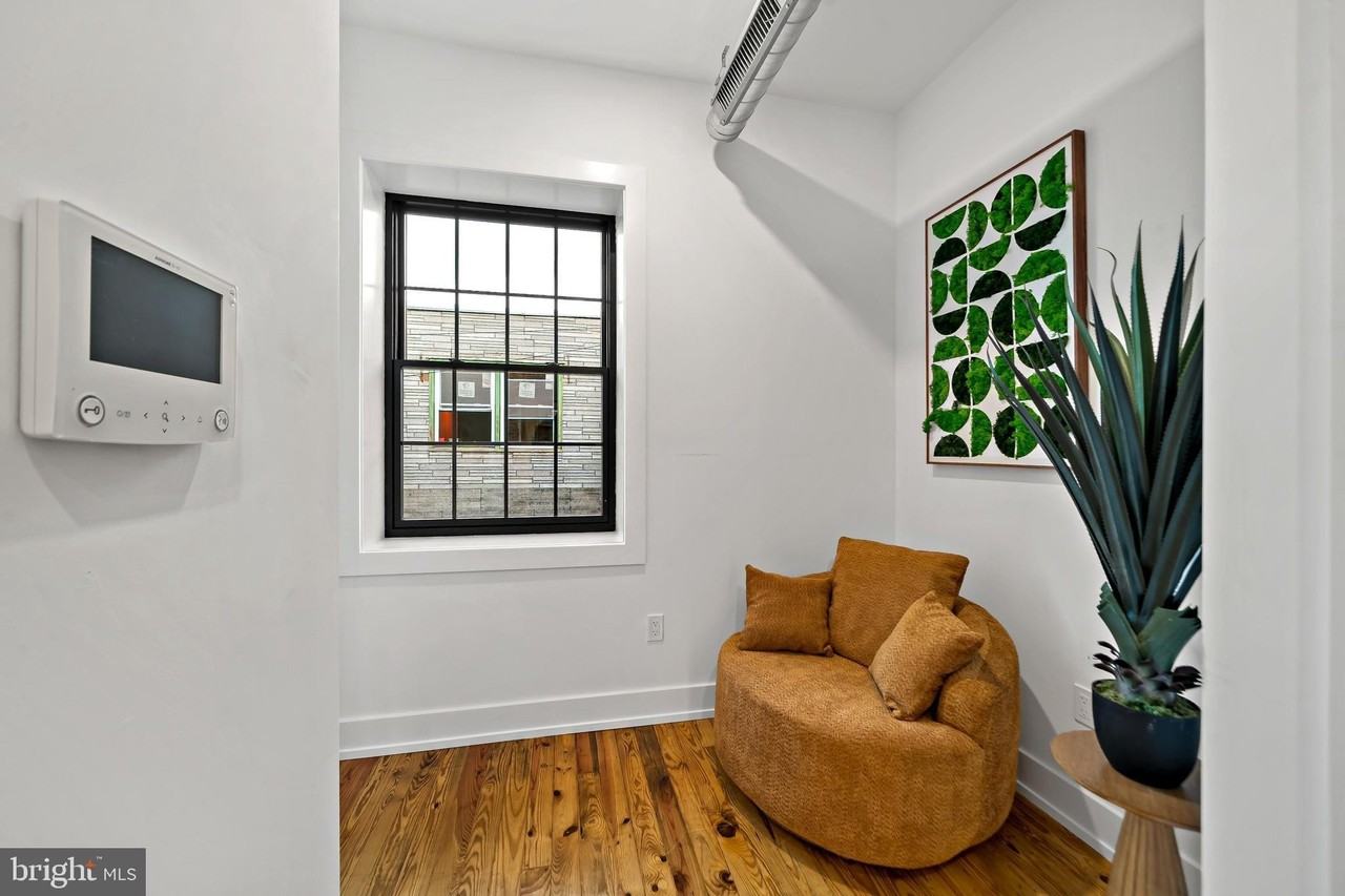 1935 S Bancroft St #B - Photo 3 of 23