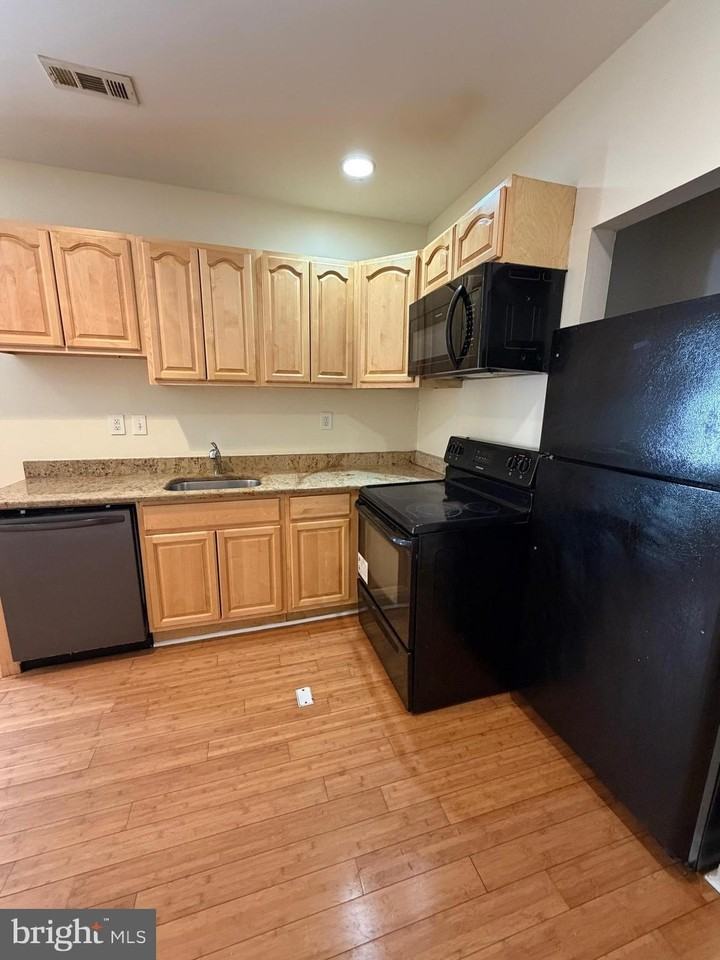 1928 W Diamond St #2 - Photo 2 of 16