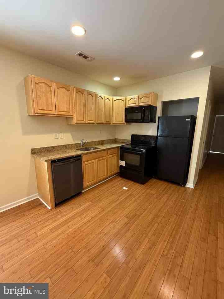 1928 W Diamond St #2 - Photo 3 of 16