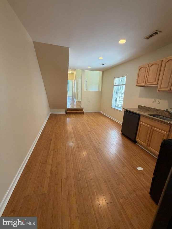 1928 W Diamond St #2 - Photo 4 of 16