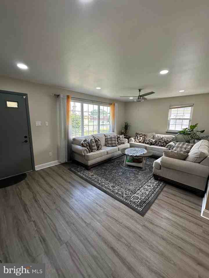 7837 Lawndale Ave - Photo 3 of 19