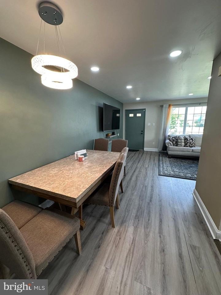 7837 Lawndale Ave - Photo 5 of 19