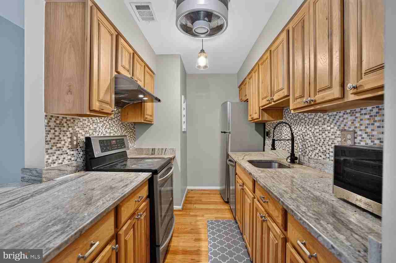 5905 Noblestown Rd Apt E #E - Photo 3 of 25