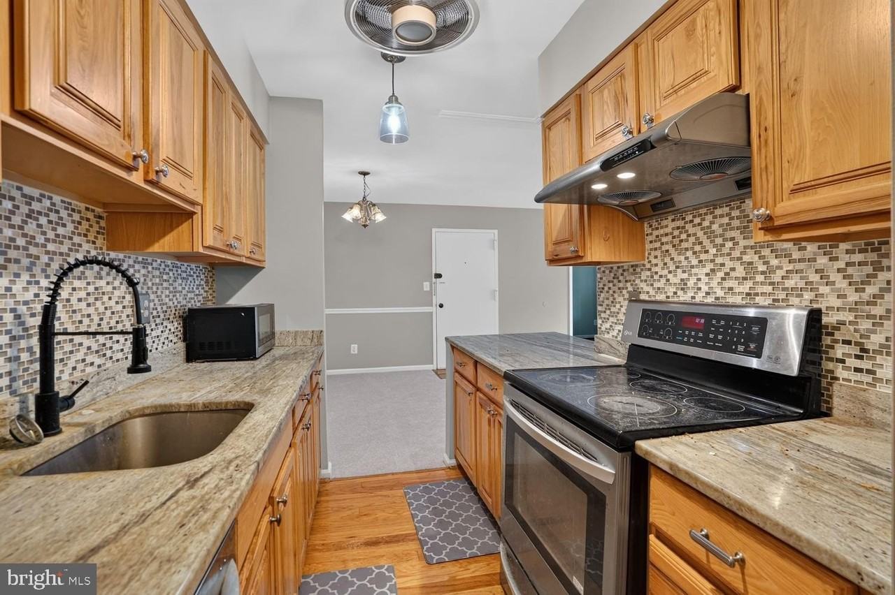 5905 Noblestown Rd Apt E #E - Photo 4 of 25